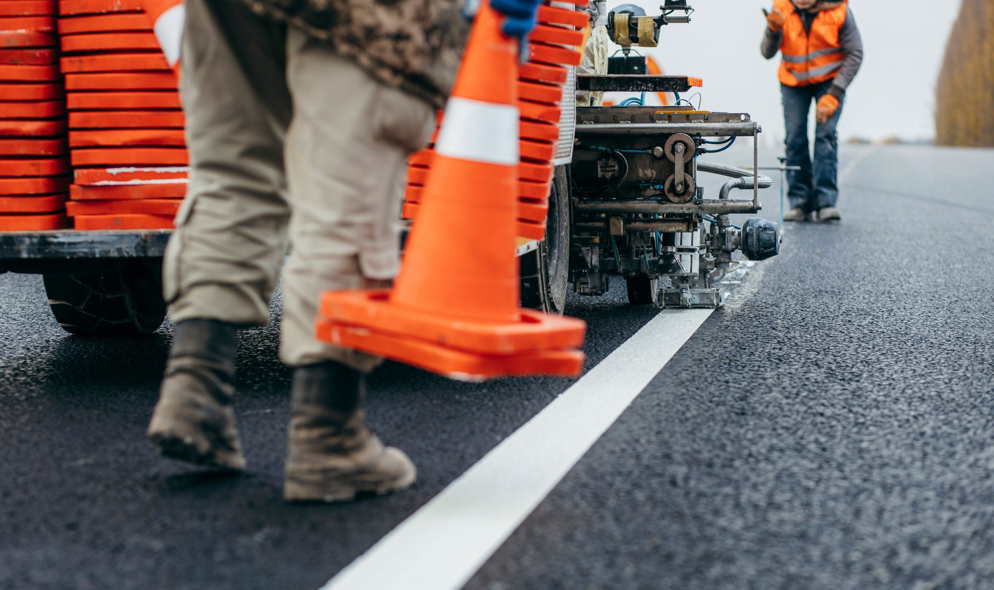 建筑工地的道路工作人员使用安全锥